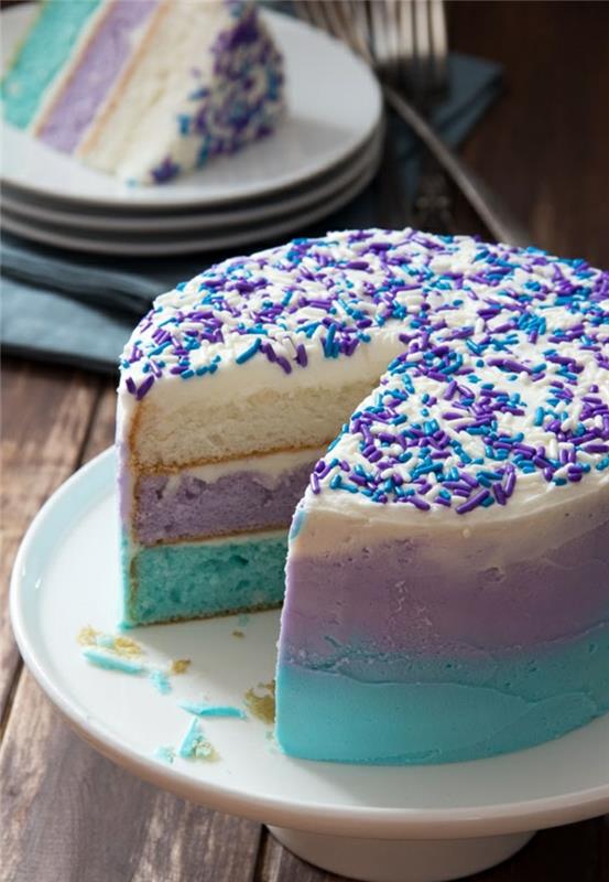 födelsedag-tårta-snö-drottningen-dekoration-idéer-snö-drottningen-vit-blå-lila-tårta