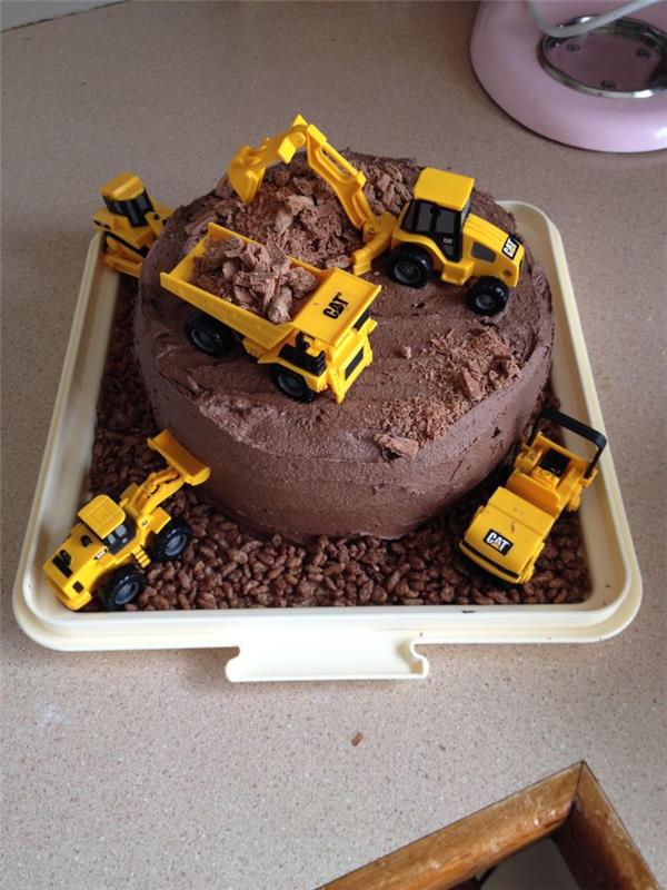 فكرة كعكة عيد ميلاد صبي يبلغ من العمر سنة واحدة في موضوع موقع البناء ، وصفة كعكة الشوكولاتة السهلة