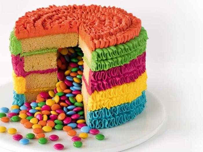 pinata tårta består av fyra mjuka sockerkakor med en vacker dekoration i flera färger av bikupa-effekt ganaches
