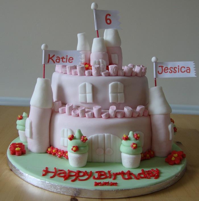 ružová hradná torta na dvojitú narodeninovú oslavu, ružové veže s vlajkami, skriptá s cestom