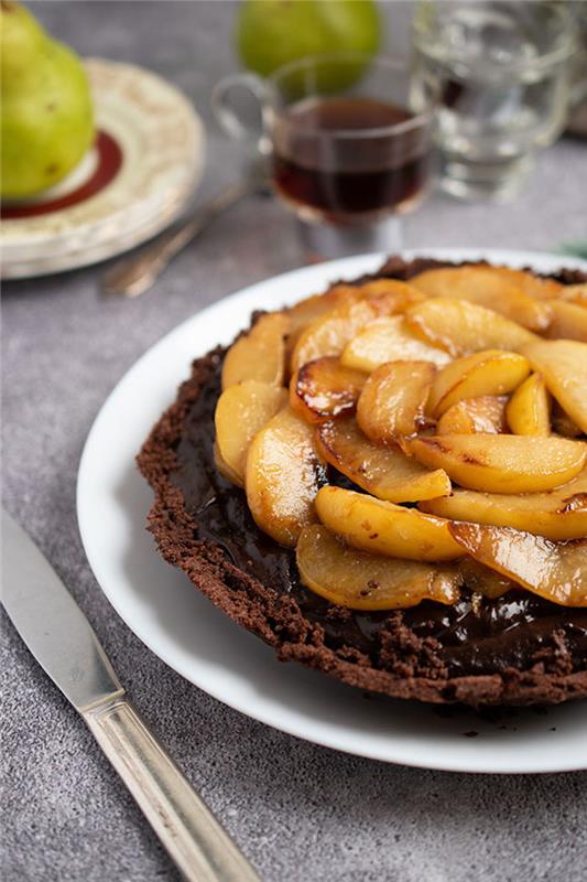 päronchokladkaka med chokladbaserad chokladbotten och karamelliserade frukter