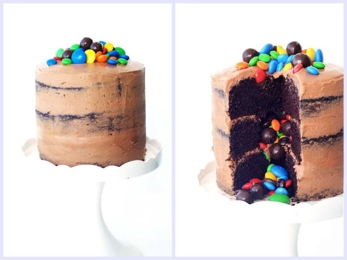 idé till en choklad och smarties födelsedagstårta, bestående av tre mjuka sockerkakor och toppad med ganache
