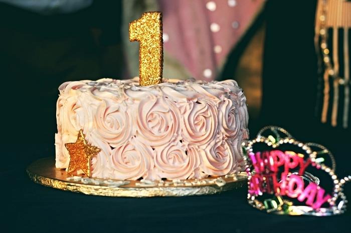 1 år gammal födelsedagstårta för tjej, rosa glasyr tårta dekorerad med ett ljus och en gyllene stjärna, tjej födelsedag dekoration idé på prinsessan tema