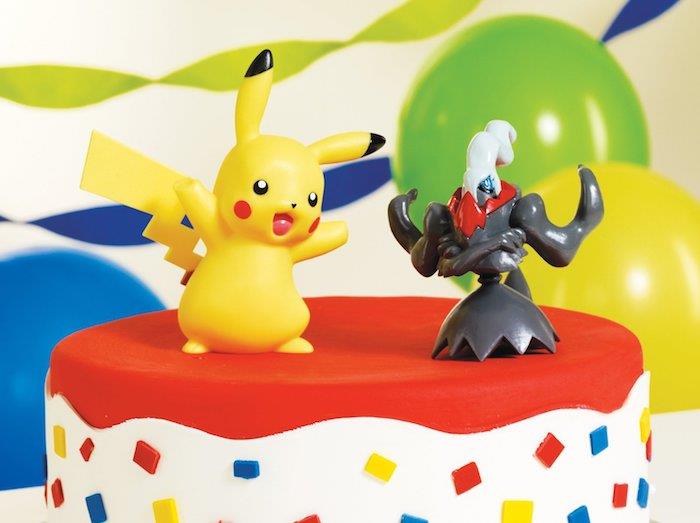 narodeniny pokémona, figúrka pokémona, ozdoba pokemonovej torty, nafúknuté balóniky, červeno -biela torta