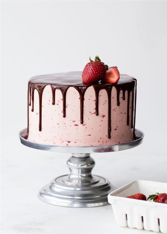 ľahký recept na narodeninovú tortu s jahodami a čokoládovými coulis