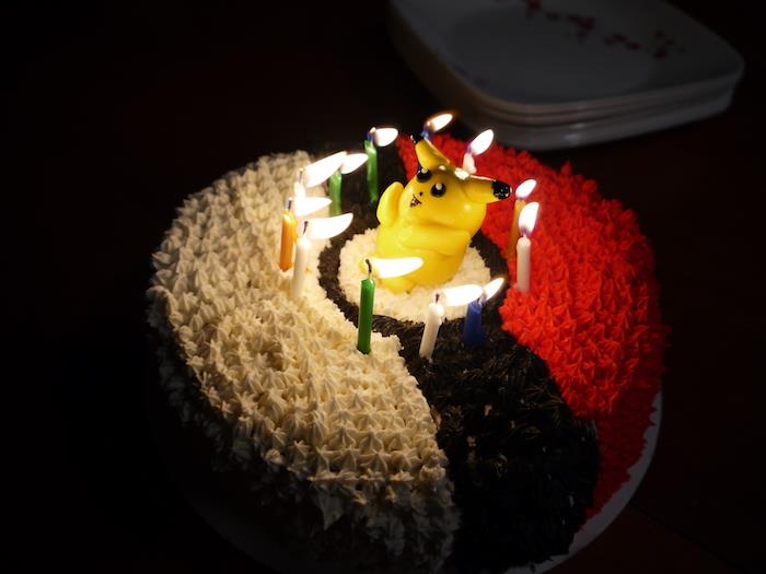 pokemon torta, plastová figúrka pikachu, narodeninové sviečky, biely krém, pokemon guľa