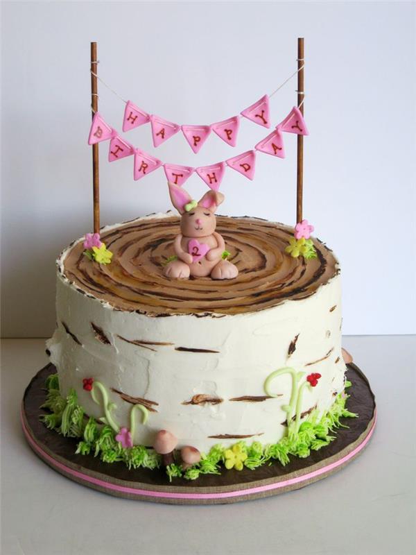 فكرة كعكة عيد ميلاد لفتاة تبلغ من العمر سنة واحدة على شكل جذع من خشب البتولا مغطى بكريمة الزبدة