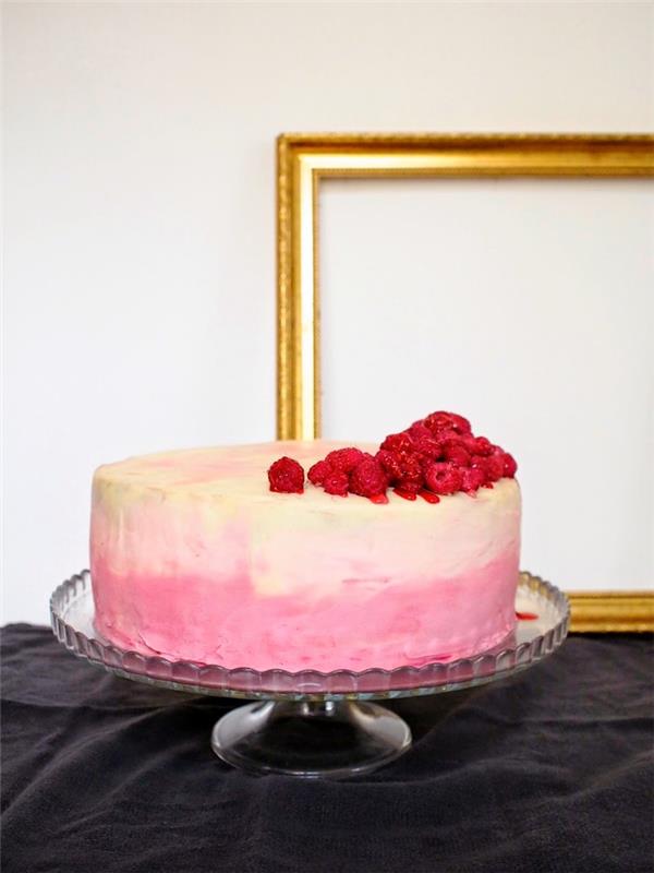 recept na narodeninovú tortu s ovocnou chuťou, lahodný malinový koláč