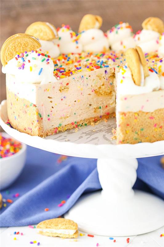 predstava nepečenej narodeninovej torty ako obyčajný oreo cheesecake