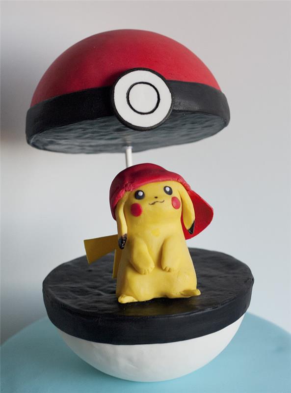 narodeniny s témou pokémona, domáci koláč, pokemonová guľa, figúrka pikachu s červenou čiapkou