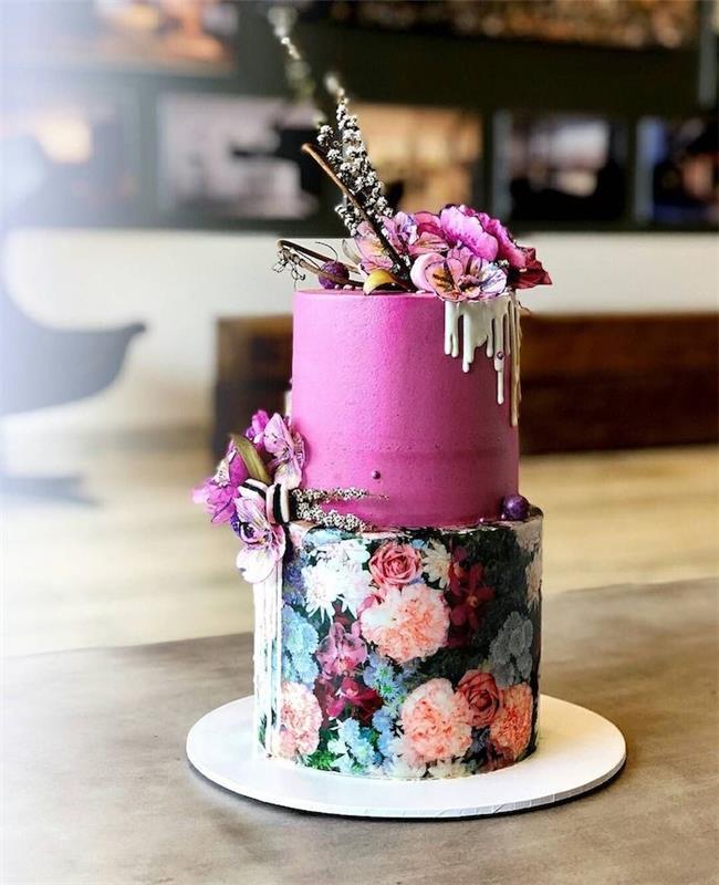 baskaka dekorerad med blommönster på svart bakgrund och andra lagret toppat med rosa grädde med original blomsterdekoration