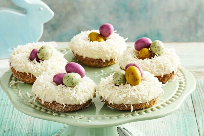DIY mini påsktårta, krispigt cupcake recept med vit grädde beströdad med riven kokos