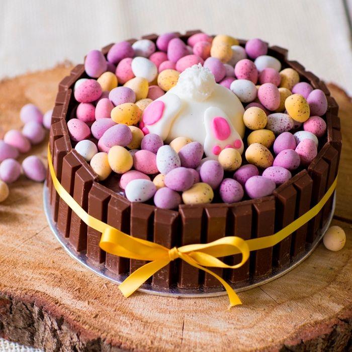 prov påsktårta 2020 för att göra själv, enkel choklad påskdessert med godisdekoration