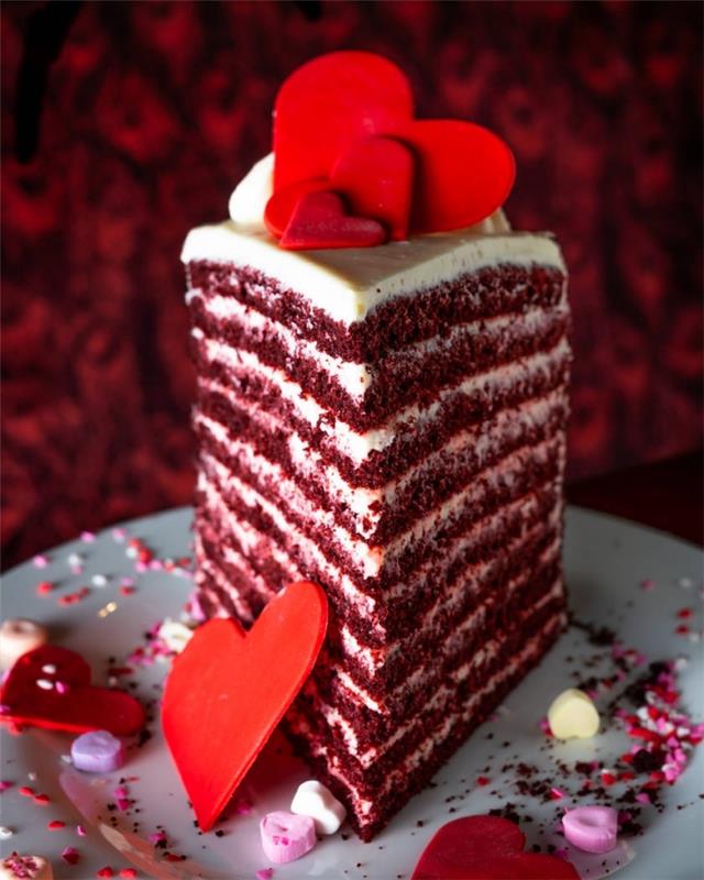 originálny dezertný recept na valentínske menu, nápad na červený zamatový koláč s ozdobou v srdciach