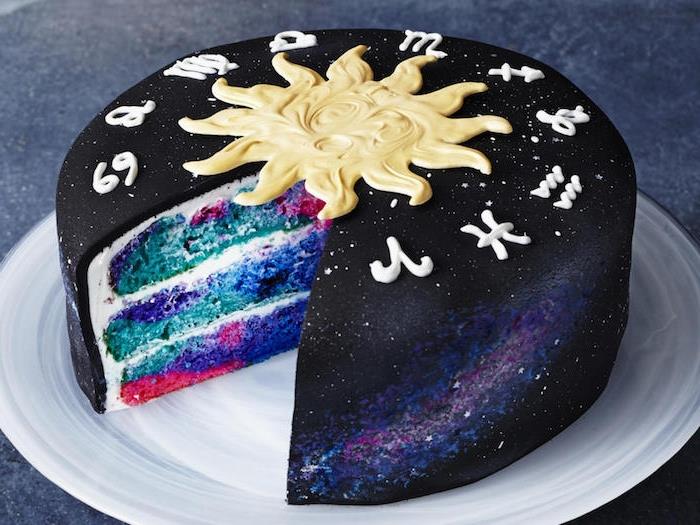 mystický zverokruhový koláč s tematikou galaxie s farebnými dúhovými vrstvami a pastou z čierneho cukru, opaľovacím krémom