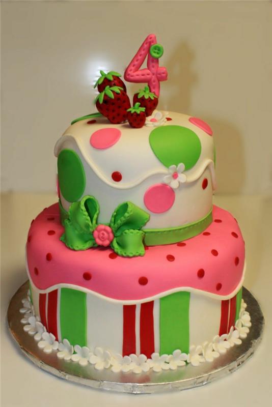 vrchná strana na narodeninovú tortu v ružovej, bielej a zelenej farbe, na vrchu červené jahody, ozdoba červenými bodkami
