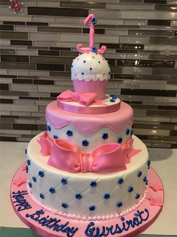 pekne ružová a biela torta, tvorivá torta s modrými kvetmi k narodeninám malého dievčatka