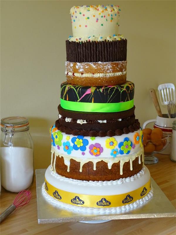 narodeninová torta pre dospelých, viacúrovňová torta, roztomilé jedlé dekorácie