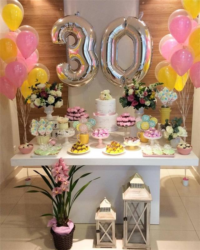 anordna en oförglömlig 30 -årsdag med en fest hemma, festlig dekoration med ballonger och desserter