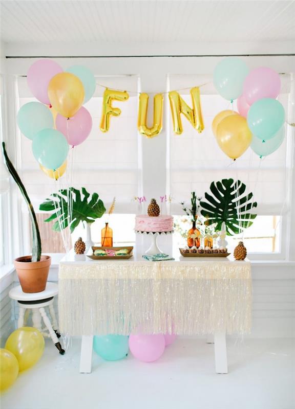 festlig dekoration för en födelsedag 30 år kvinna hemma på tropiskt tema med ballonger i pastellfärger