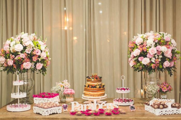 dekorera ett födelsedagstårtbord med buketter av färska blommor, hur man organiserar en födelsedagsfest för kvinnor