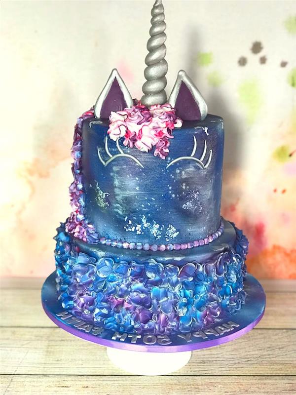 sivý roh na ozdobu narodeninovej torty dúhového jednorožca so vzorom galaxie, fialové uši v cukrovej paste