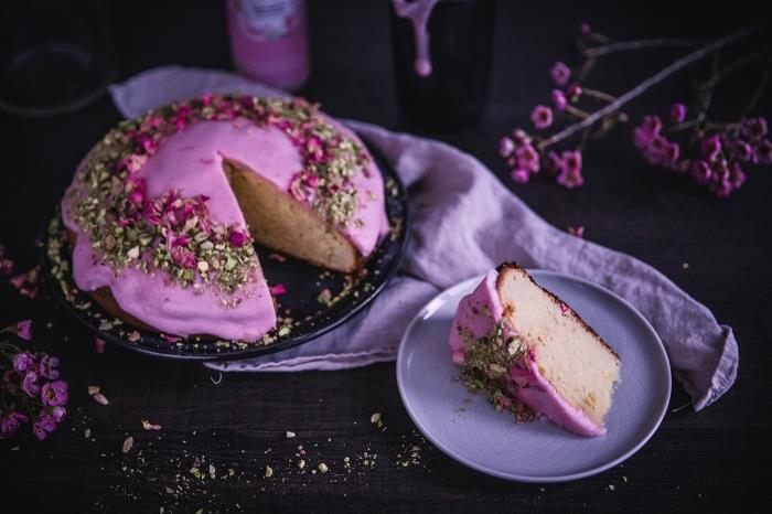 ľahký a rýchly recept na nadýchaný dezert, nápad na valentínsku tortu s purpurovou polevou s kvetinovou a orieškovou ozdobou