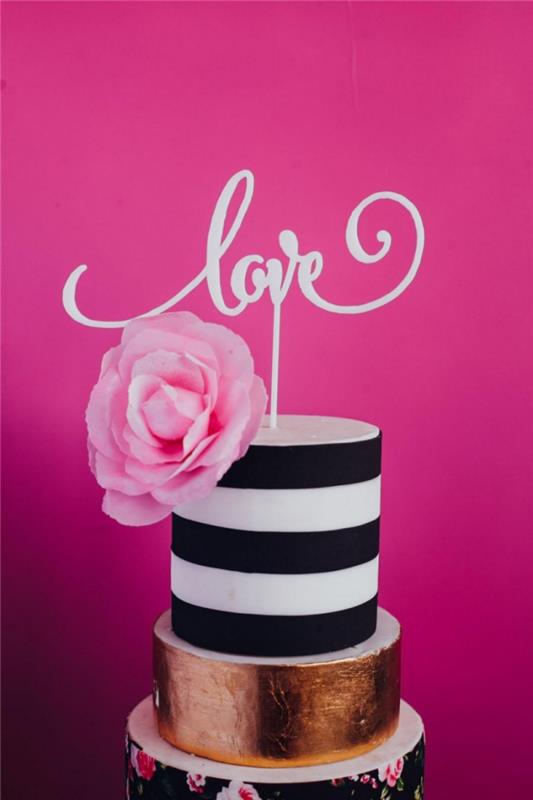 aký dezert na valentínske jedlo, príklad elegantného koláča vo vrstvách v bielom a čiernom fondáne s ozdobou milostných listov