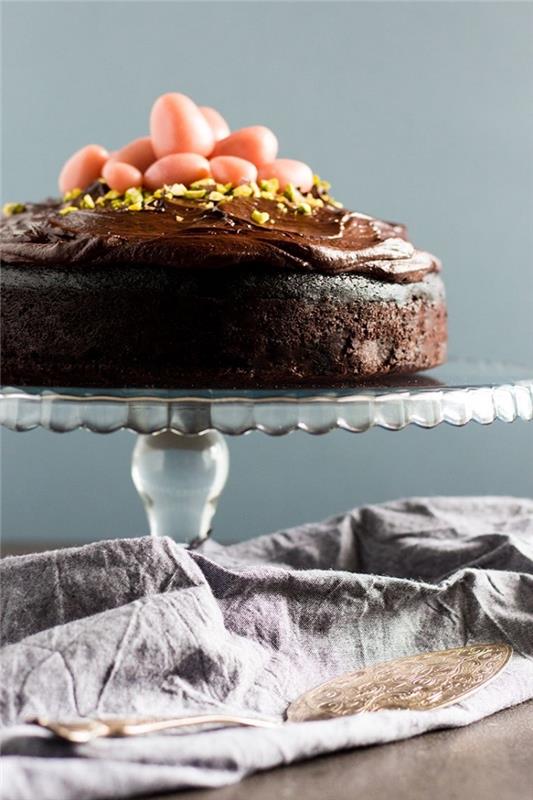 enkelt recept på choklad påskkaka på en bas av kakao och rödbetssvampkaka toppad med choklad och pistaschdeg