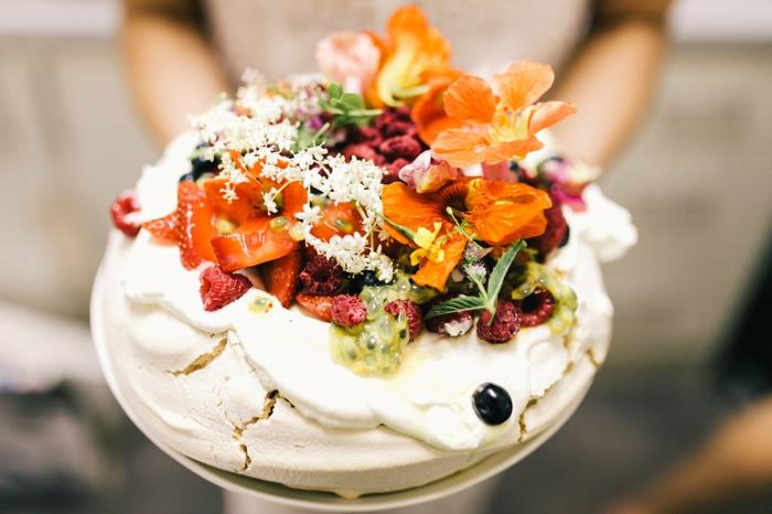 original-tårta-original-kakor-en-original-pavlova-tårta-med-frukter-välordnat
