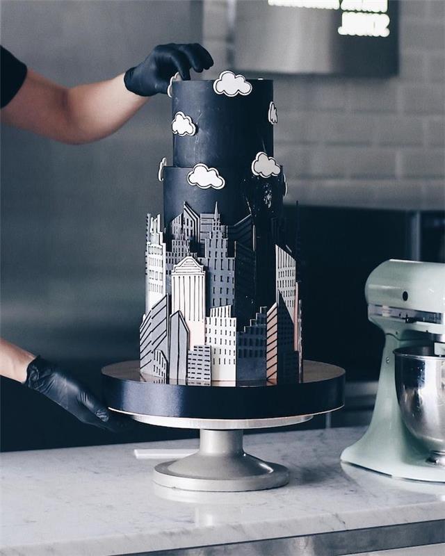 vuxen man födelsedagstårta med svart sockerpasta dekorerad med byggnadsimiterade sockertallrikar