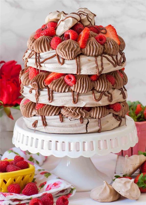original pavlova födelsedagstårta med maränger, chokladkräm och dekoration av färska jordgubbar och hallon