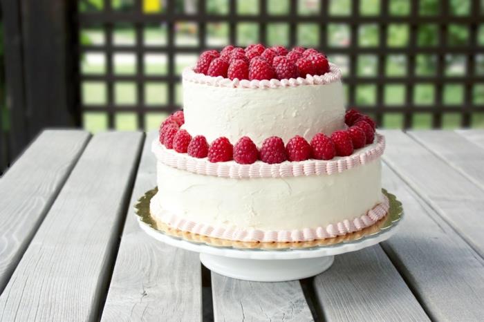 kusový koláč montee blanche, čerstvé maliny, koláč potretý vanilkovým krémom