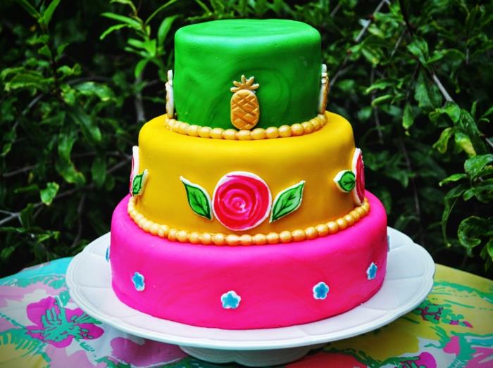 tvorivý koláč na troch poschodiach, ozdoba ananásom a nakreslenými ružami, koláč v ružovej, žltej a zelenej farbe