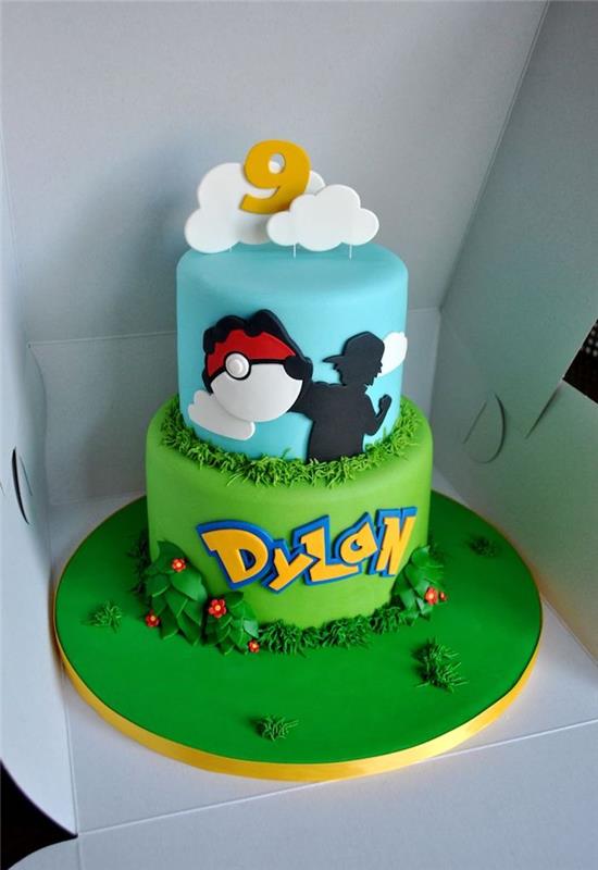 narodeniny s témou pokémona, kartónová škatuľa, modrá poleva, vrstvený koláč, dizajn pokeball, cukrový mrak