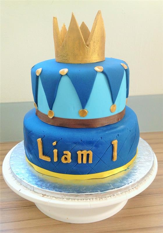 personalizovaná narodeninová torta, zlatá čelenka hore, modrá narodeninová torta s nápisom