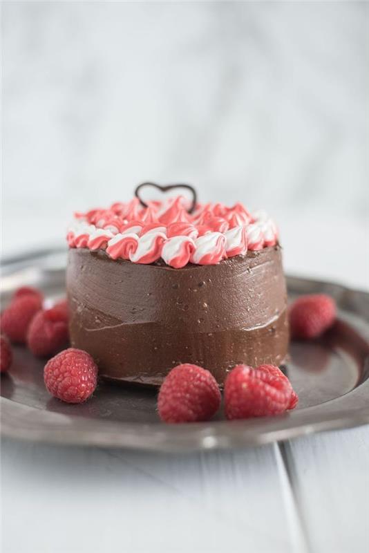 recept na malý valentínsky koláč s čokoládovou ganache ozdobený farebnou ganache