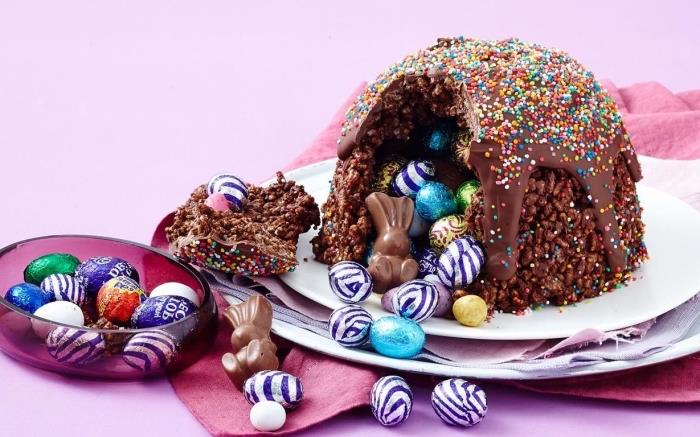 mini påsk pinata tårta med chokladpuffat ris som döljer chokladägg, toppat med ganache