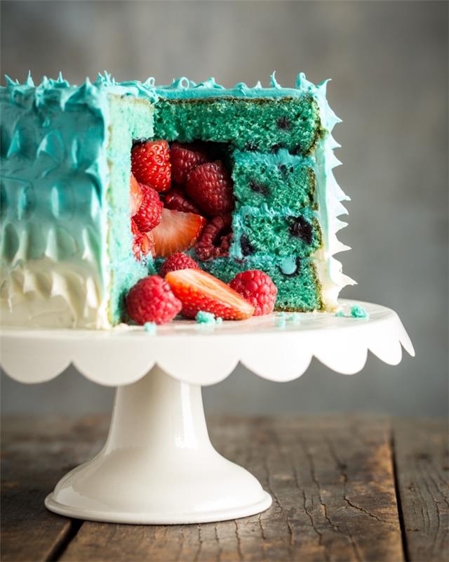 pinata tårta recept med gradient glasyr i en hälsosam version fylld med färsk frukt placerad på en vit tårta display