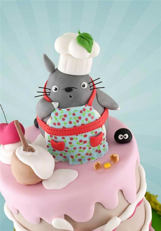exempel barnfödelsedagstårta inspirerad av karaktären av totoro, totorofigur i sockerpasta och lager sockerpasta för att klä kakan