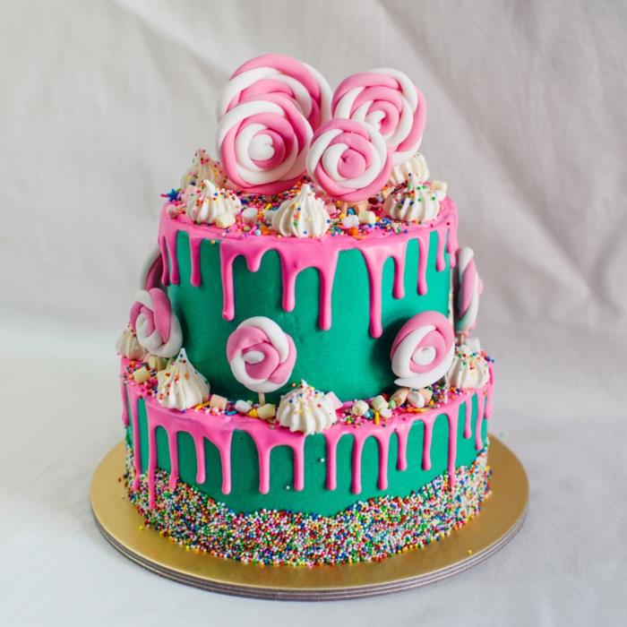 torta v ružovej a zelenej farbe, lízanky v ružovej a bielej farbe, roztomilá dvojposchodová torta, narodeninová torta