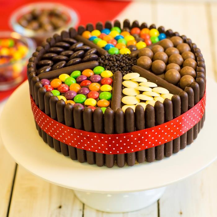 recept na narodeninovú tortu s originálnou ozdobou z čokoládových cukríkov