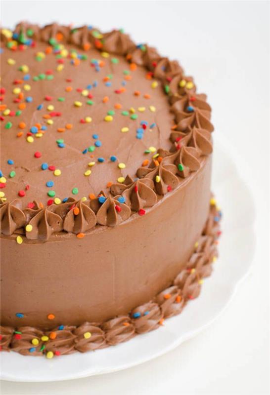 nápad na peknú ozdobu narodeninovej torty, čokoládovú tortu