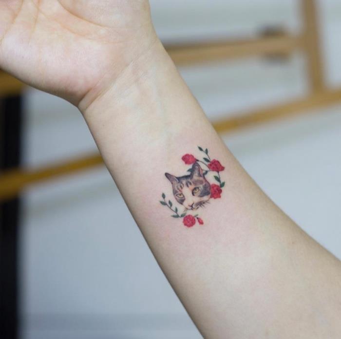 Tatuaggi avambraccio, tattoo sul polso, disegno gatto con fiori