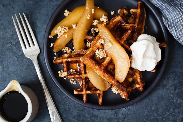 våfflor frukostdessert med päron i lönnsirap och färskost