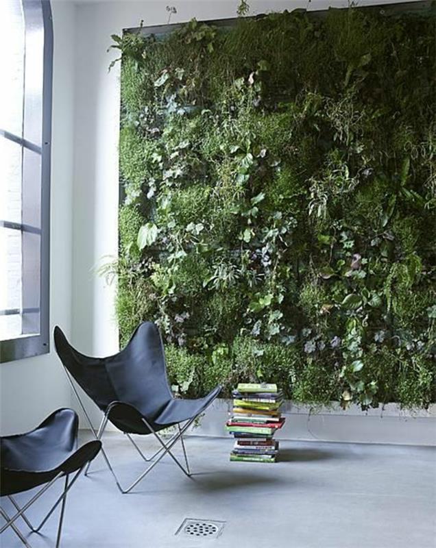 syntet-gräs-vardagsrum-med-faux-gräs-vägg-grå-lino-golv-svart-stol
