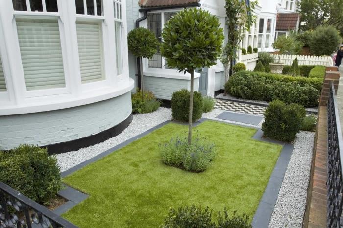 nápad na záhradnú úpravu pred domom, malá záhradná dekorácia s trávnikom a stromami s betónovým lemom