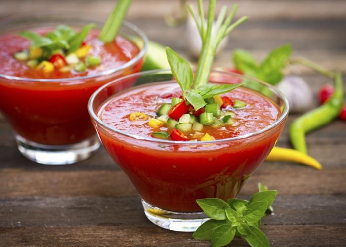 فكرة كيفية تحضير حساء طماطم جازباتشو ، وصفة النزهة ، الثوم المعمر ، الخيار ، الفلفل الأصفر ، الطبق البارد لتناوله خلال فصل الصيف