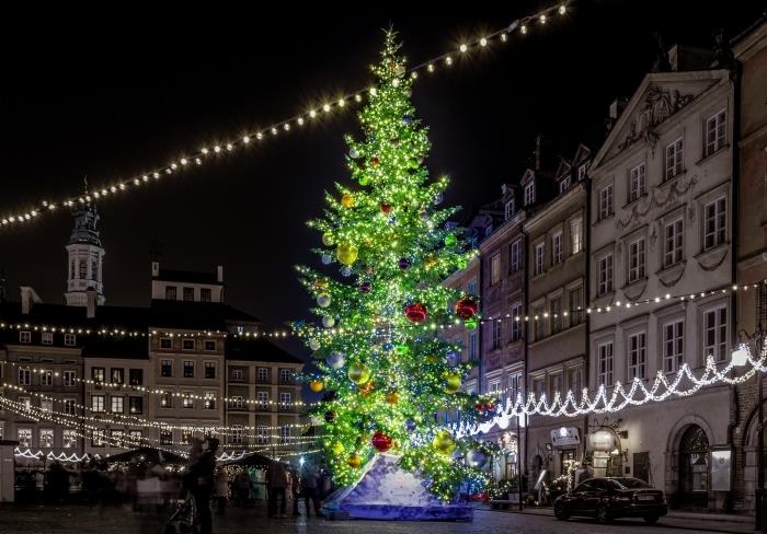 god jul bild för dator tapet, foto festlig jul dekoration i en stad med stora ljusa gran