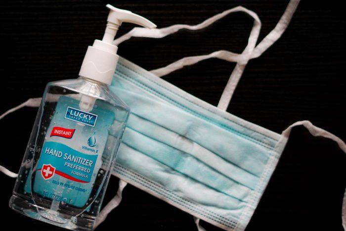 Foto di una mascherinairurgica e disinfettante، تعليمي مطهر ماني